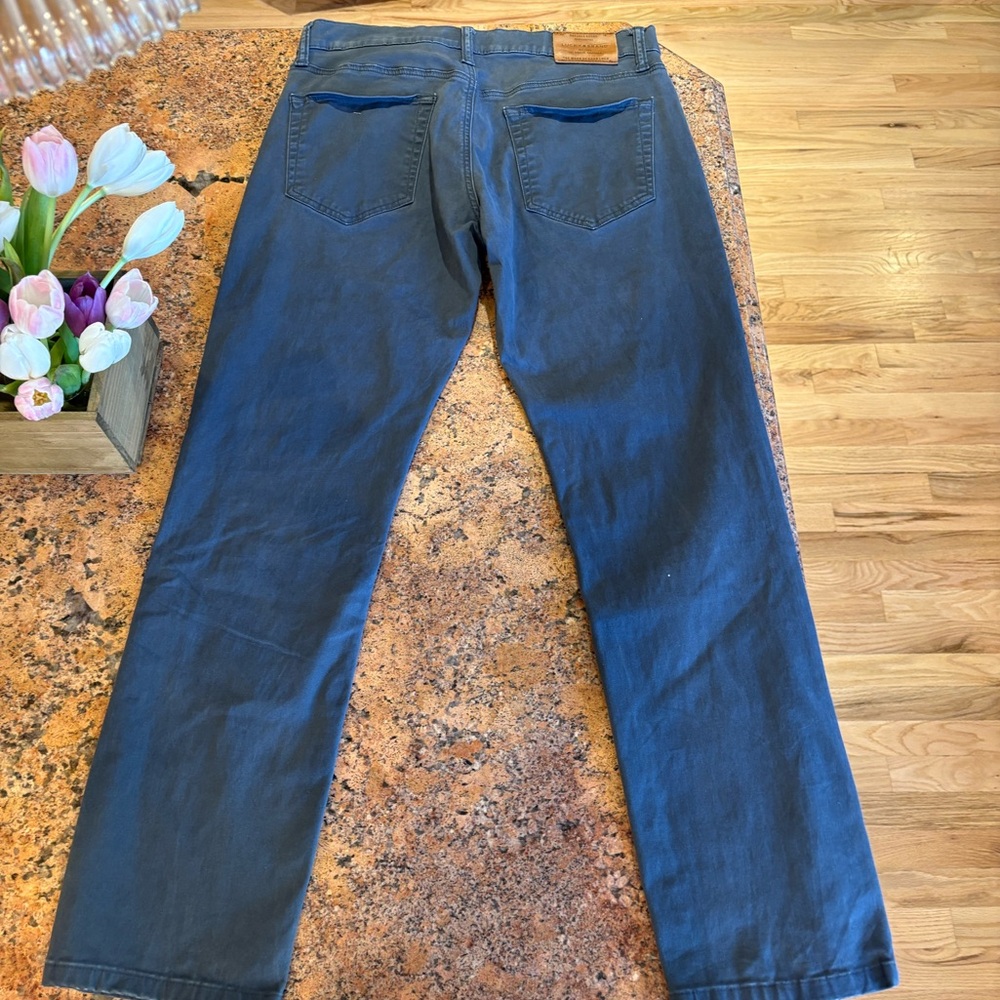Lucky brand men’s khaki jeans – blue. 32×32.